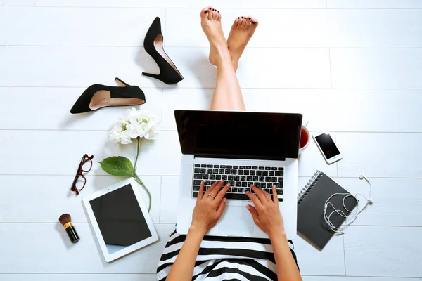 Mulher sentada com laptop — Fotografia de Stock