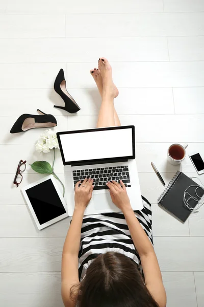 Frau sitzt mit Laptop — Stockfoto