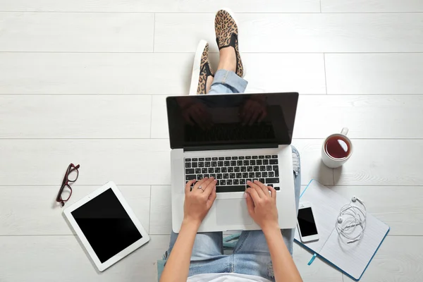 Mulher sentada com laptop — Fotografia de Stock