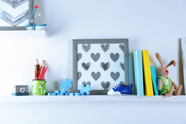 Prateleiras com brinquedos no quarto da criança — Fotografia de Stock