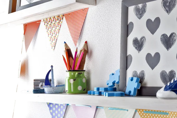 Estantes con juguetes en habitación infantil — Foto de Stock