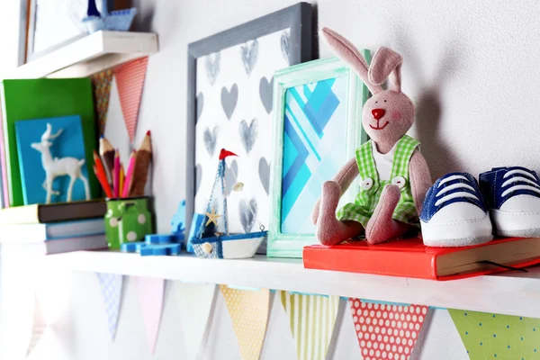 Estantes con juguetes en habitación infantil — Foto de Stock