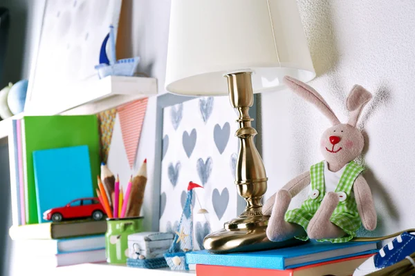 Prateleiras com brinquedos no quarto da criança — Fotografia de Stock