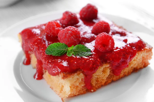 Frischer Kuchen mit Himbeermarmelade — Stockfoto