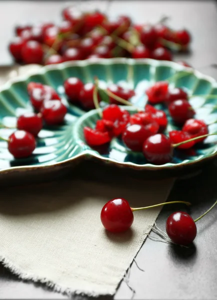 Cerejas doces no prato, no fundo escuro — Fotografia de Stock