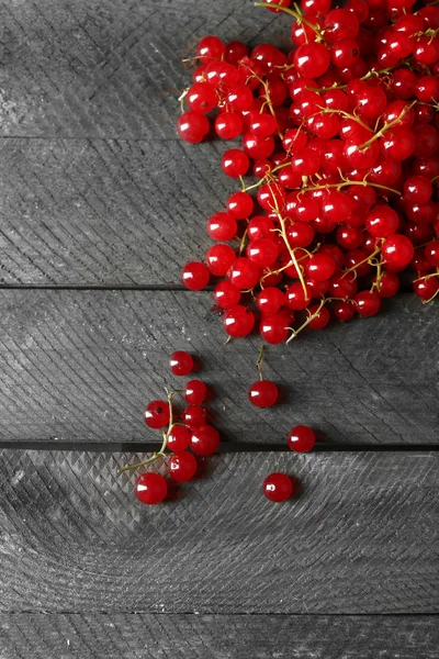 Kypsä punaherukka puupohjalla — kuvapankkivalokuva