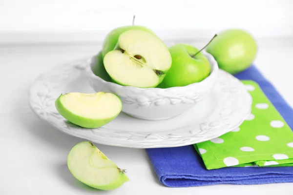 Gröna äpplen med servetter — Stockfoto