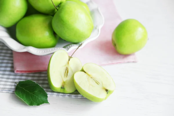 Gröna äpplen med servetter — Stockfoto