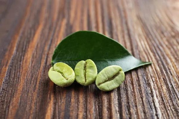잎과 커피 콩 — 스톡 사진