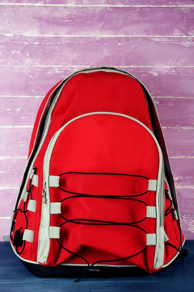 Шкільний рюкзак на дерев'яному фоні — стокове фото