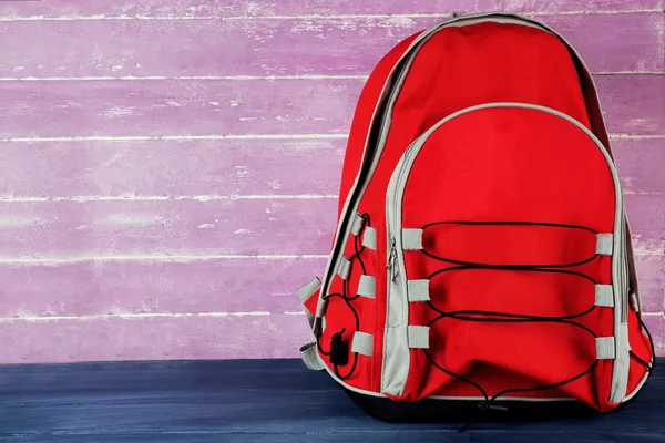 Школьный рюкзак на деревянном фоне — стоковое фото