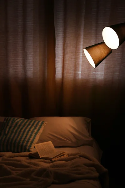 Otevřít knihu na postel — Stock fotografie