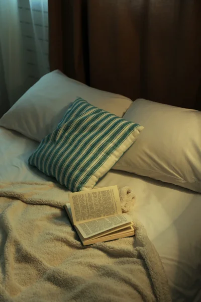 Livro aberto na cama — Fotografia de Stock