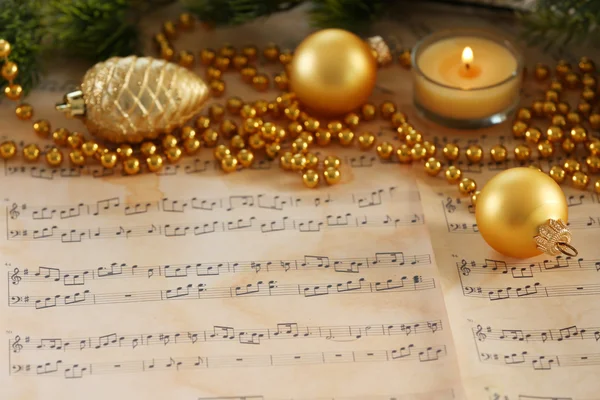 Decoraciones navideñas en hojas de música — Foto de Stock