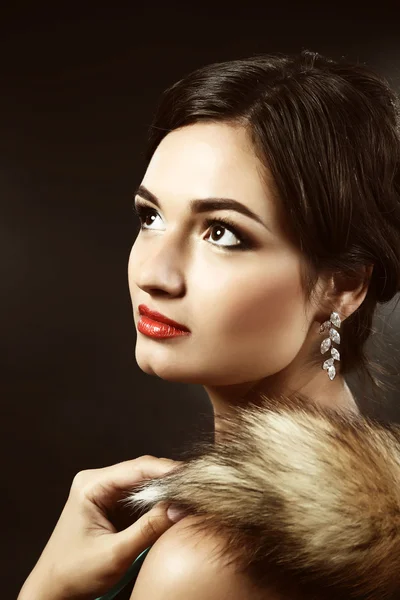 Retrato de estilo retro de mujer joven sobre fondo oscuro —  Fotos de Stock