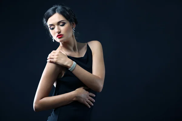 Retrato de mujer bonita sobre fondo oscuro —  Fotos de Stock