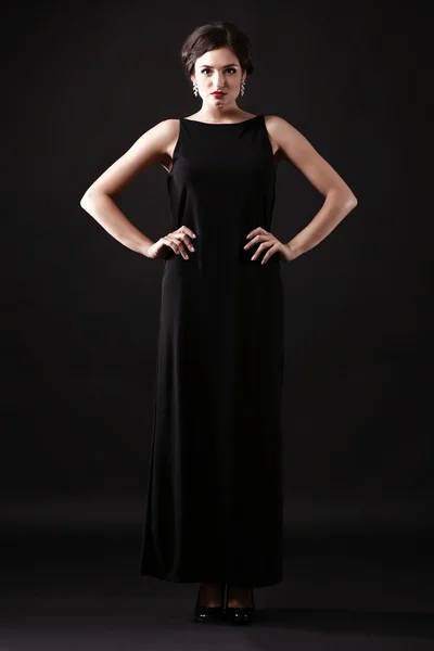 Retro-Stil Foto einer jungen Frau auf dunklem Hintergrund — Stockfoto