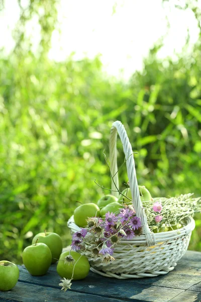 Manzanas verdes con ramo de flores silvestres —  Fotos de Stock