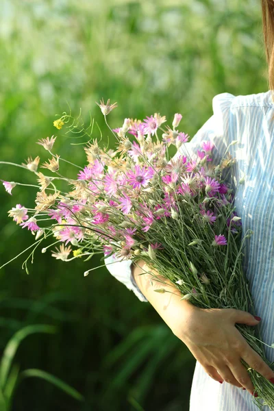 Mains féminines avec bouquet de fleurs sauvages — Photo