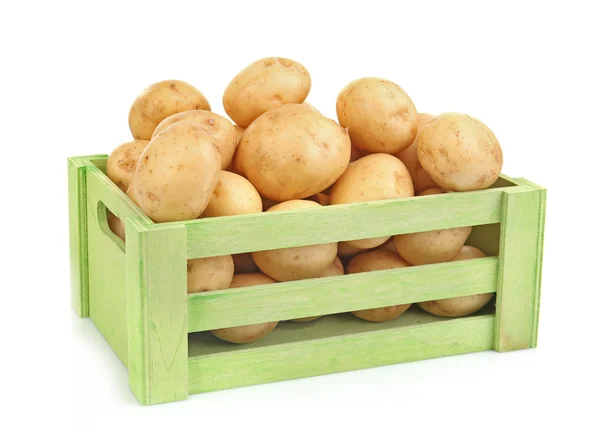 Nieuwe aardappelen in houten tafel geïsoleerd op wit — Stockfoto