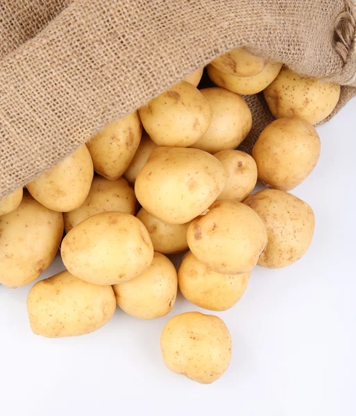 Nypotatis i säck isolerad på vitt — Stockfoto