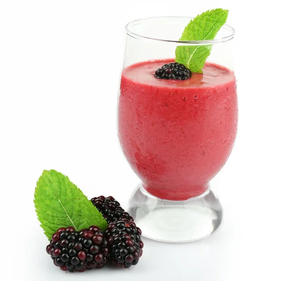 Glas bramen smoothie geïsoleerd op wit — Stockfoto