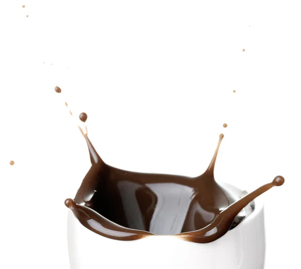 Splash van warme chocolademelk in cup geïsoleerd op wit — Stockfoto