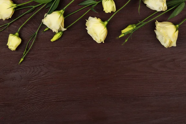 Flores de eustoma coloridas em fundo de madeira — Fotografia de Stock