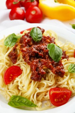 Beyaz tabak spagetti Bolonez
