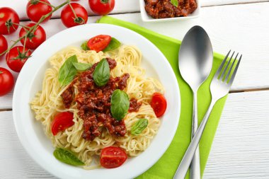 Beyaz tabak spagetti Bolonez