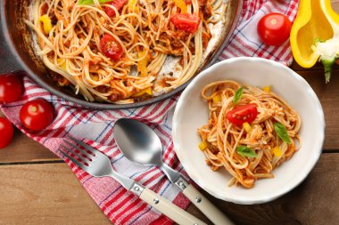 Spagetti Bolonez parmesan peyniri ile