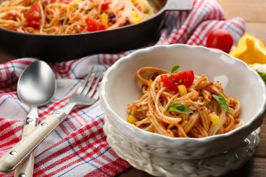 Spagetti Bolonez parmesan peyniri ile