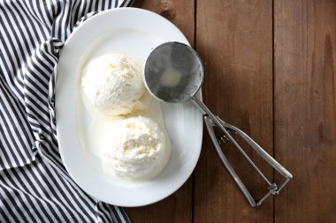 Plaka üzerinde lezzetli vanilyalı dondurma