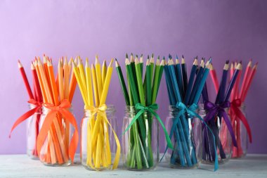 Kavanozların içinde parlak kalemler