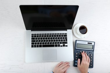 Dizüstü bilgisayar ile ofiste çalışan eller