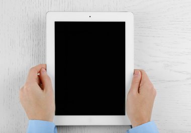 Tablet ile ofiste çalışan eller