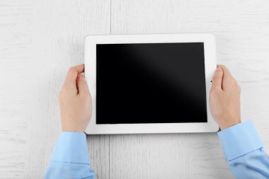 Tablet ile ofiste çalışan eller