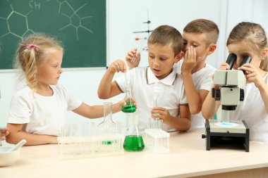 Sevimli öğrenci Biyokimya araştırma yapıyor