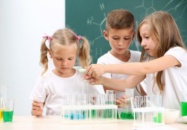 Kimya dersinde şirin öğrenciler