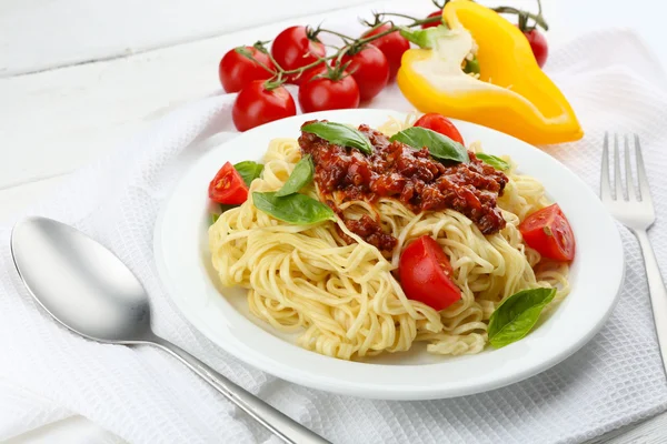 Espaguetis Boloñés sobre plato blanco — Foto de Stock