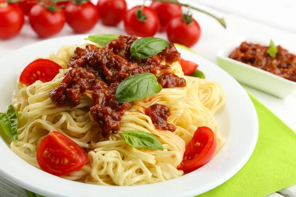 Spaghete Bolognese pe placă albă — Fotografie, imagine de stoc