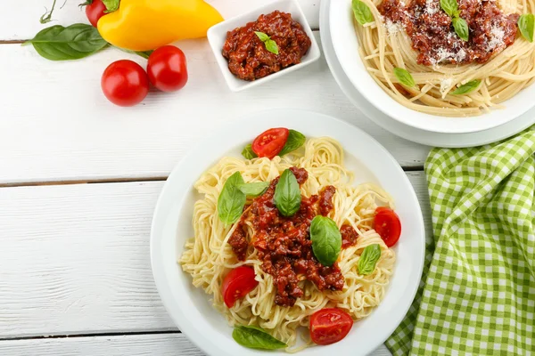 Spaghetti bolognese na białym talerzu — Zdjęcie stockowe