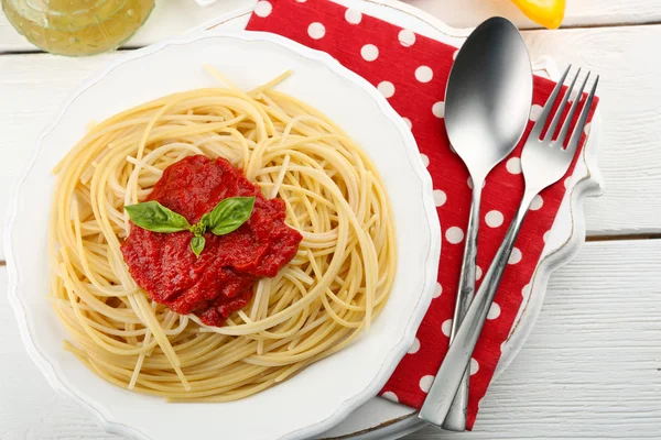 Espaguetis con salsa de tomate y queso — Foto de Stock