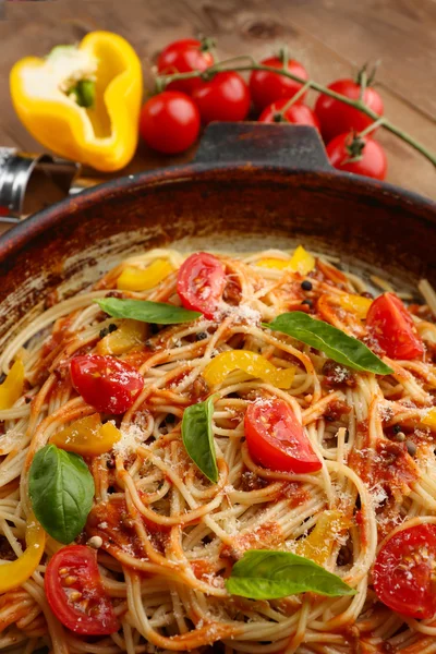 Spaghetti fatti in casa alla bolognese in padella — Foto Stock