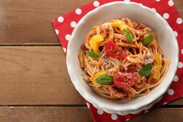 Спагетті Болоньєзе з пармезанським сиром — стокове фото