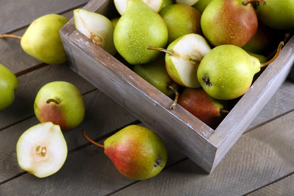 Ripe pears in wooden box — Stock Photo, Image