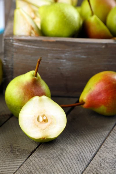 木箱に熟した梨 — ストック写真