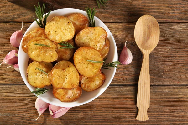 Läckra bakad potatis med rosmarin — Stockfoto