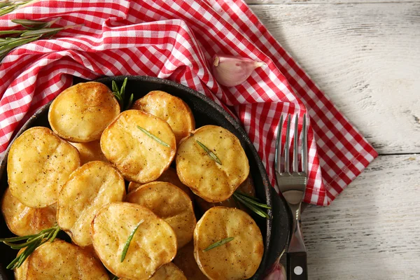 Lahodné pečené brambory s rozmarýnem — Stock fotografie