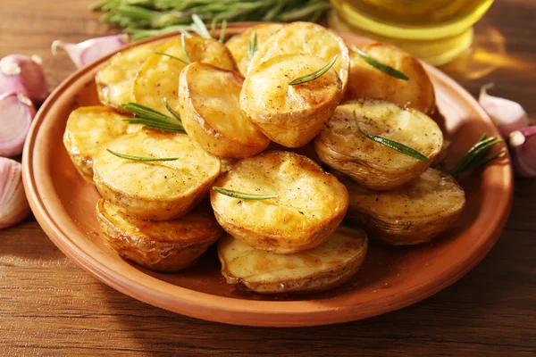 Rosemary ile lezzetli fırında patates — Stok fotoğraf